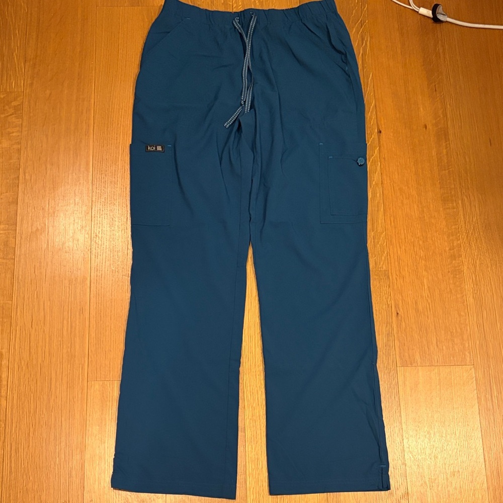 Women’s cargo scrub pants
